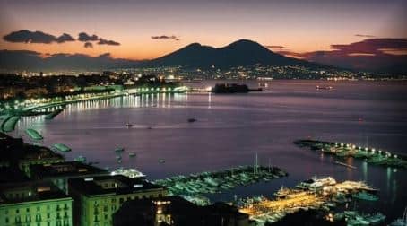 Il Golfo di Napoli: tra cultura, gastronomia e paesaggi mozzafiato Un viaggio tra gastronomia ed escursioni