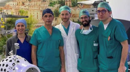 La testimonianza positiva nella sanità calabrese. “Operate dal robot con le mani esperte del prof. Nardo” Così scrivono in una lettera di ringraziamenti tre giovani donne 