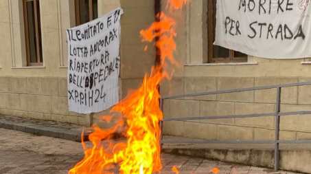 Comitato a difesa dell’Ospedale di Oppido a Roma per manifestare in difesa del diritto alla salute Domenica notte saremo nuovamente davanti il “baldacchino” ad attendere le risposte che tardano ad arrivare, ovvero il giorno del riscatto