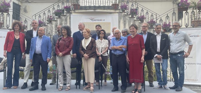 Sila ’49, Calandrone, Vegetti Finzi e Pagliassotti premiati a Palazzo Arnone . Paolini: «La nostra manifestazione come il battito d’ali di una farfalla, diffonde bellezza».  Conclusa l’undicesima edizione del Premio a Palazzo Arnone