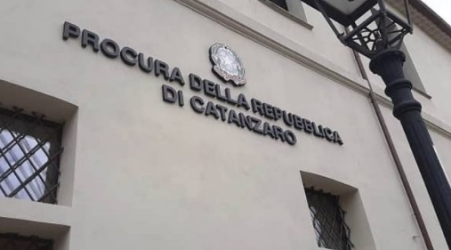 ‘Ndrangheta, arresti in Calabria con 68 misure cautelari e sequestri per 5 milioni di euro. I NOMI Tra i reati ipotizzati reati a vario titolo associazione di tipo ‘ndranghetistico, associazione a delinquere finalizzata al traffico di sostanze stupefacenti, aggravato dalle finalità mafiose