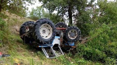 Un’altra tragedia in Calabria, un 64enne muore schiacciato dal suo trattore Sul luogo dell’incidente sono intervenuti i carabinieri. L'agricoltore lascia moglie e due figli