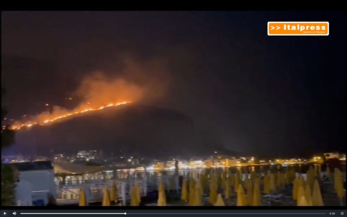 Notte di incendi a Palermo, case minacciate da roghi e chiuso aeroporto