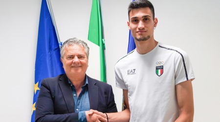 Il presidente Mancuso premia il campione del mondo di taekwondo Simone Alessio L'atleta, “Essere calabrese è un orgoglio che cerco sempre di testimoniare ovunque mi trovi, in Italia o all’estero"