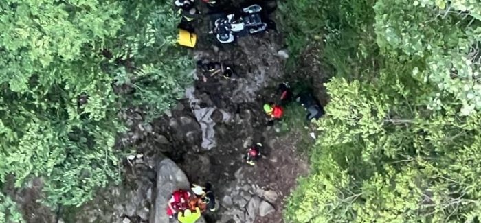 Cade una persona nel burrone lo salvano i vigili del fuoco. FOTO DEL SALVATAGGIO