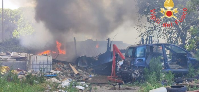 Lamezia Terme, roghi di rifiuti in fiamme Sul posto i vigili del fuoco 