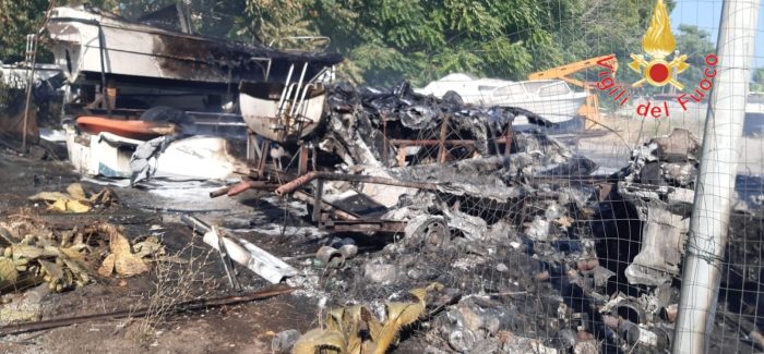 Incendio di imbarcazioni nella foce di un fiume in Calabria all’interno di un rimessaggio Il rogo ha completamente distrutto 4 imbarcazioni ed un gommone