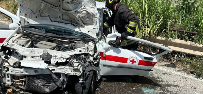 Terribile impatto tra un Tir e un’auto della Croce Rossa, 5 feriti di cui uno grave Sul posto squadre dei Vigili del fuoco e dei carabinieri 