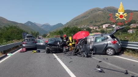 Tragico ed ennesimo incidente in Calabria, nell’impatto una persona è deceduta Sono presenti, oltre ai mezzi di soccorso, le squadre Anas e le Forze dell'Ordine per la gestione della viabilità e per ripristinare la circolazione nel più breve tempo possibile