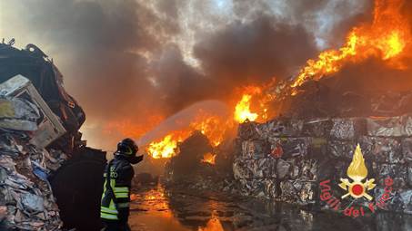 Emergenza incendi. 70 interventi dei Vigili del fuoco nelle ultime 24 ore in Calabria Proseguono ancora le operazioni di spegnimento nel Cosentino e nel Reggino