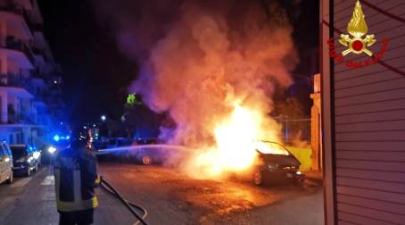 Squadra dei Vigili del Fuoco impegnati per l’incendio di un’autovettura in Calabria Non si registrano danni a persone