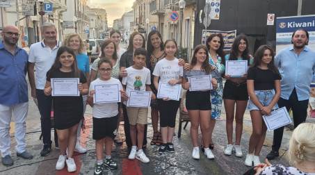 Le borse di studio del Kiwanis International sono ormai una certezza a Palmi Anche quest'anno il Kiwanis Club "Palmi – Piana di Gioia Tauro" con Sabina Pezzano presidente, ha donato numerose borse di studio agli alunni delle scuole della piana