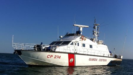 Vanno a pescare e si ribalta la barca, salvati nella notte a Siderno dalla Guardia Costiera L’allarme è scattato alle 21 all’Ucg di Roccella Jonica dove veniva segnalato che due persone, uscite in mare nel pomeriggio a bordo di una piccola imbarcazione da diporto, non avevano fatto rientro a terra