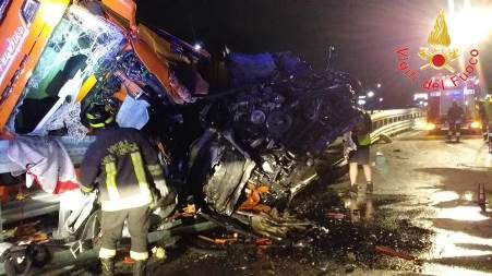 Brutto incidente in Calabria sull’A2 del Mediterraneo, coinvolto un Tir, conducente estratto dalle lamiere Le operazioni di soccorso e messa in sicurezza del sito si sono potratte fino alle prime luci dell’alba in quanto il TIR coinvolto nel sinistro viaggiava a pieno carico