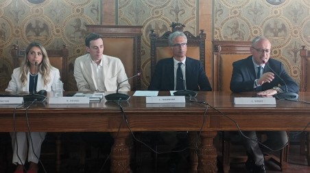 L’impresa reggina incontra il portale Alibaba: nuove opportunità di export per il territorio Alla Camera di Commercio, alla presenza delle istituzioni cittadine, l'incontro tra il colosso cinese ed il mondo produttivo reggino. Il sindaco facente funzioni Carmelo Versace: "Confronto prezioso che genera occasioni di crescita per il nostro tessuto imprenditoriale"