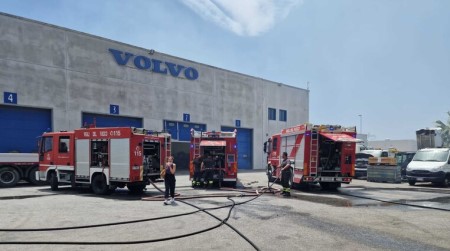 Incendio si propaga a autofficina, messo sotto controllo nel Reggino Il tempestivo intervento delle squadre dei vigili del fuoco ha scongiurato che le fiamme si propagassero all'interno dei capannoni e agli automezzi presenti nei piazzali