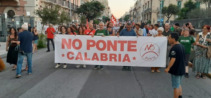 Ampia partecipazione alla manifestazione messinese per il movimento No Ponte, che rilancia l’iniziativa sulla sponda calabrese