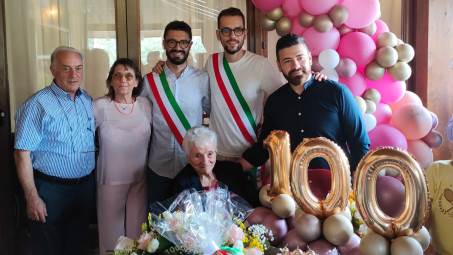 La calabrese nonna rosa festeggia 100 anni Comunità in festa per la concittadina Rosa Avena che ha raggiunto l'importante traguardo di vita dei 100 anni. A salutare lo speciale compleanno, attorniata dai figli, parenti e amici