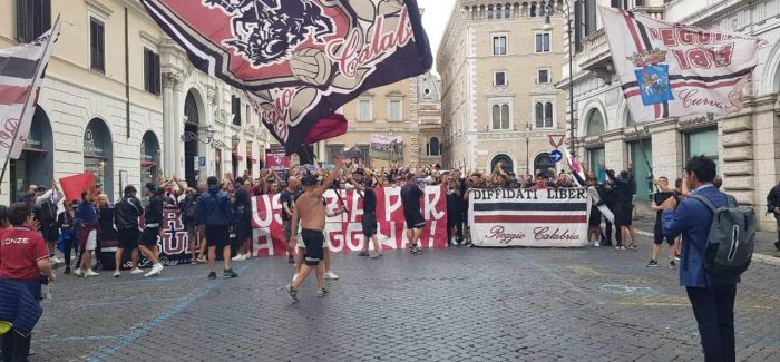 Reggina, i tifosi presenti a Roma per l’ultimo atto dinanzi al Consiglio di Stato "Giù le mani dalla Reggina". Questo lo striscione che campeggia in piazza Santi Apostoli