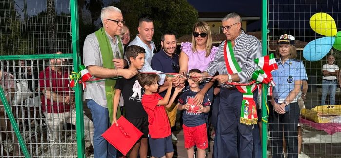 Nel corso di una partecipatissima cerimonia sono stati inaugurati in settimana il nuovo campetto di Calcio a cinque e l’area giochi di Bruscate Grande – Millepini A Cassano allo Jonio dal sindaco Papasso 