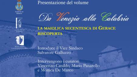 Da Venezia alla Calabria. Le maioliche secentesca di Gerace riscoperta Il libro, curato dallo storico Vincenzo Cataldo, dalla direttrice del “Museo delle ceramiche di Seminara” Monica De Marco e da Mario Panarello, è il frutto di un lavoro accurato e molto vario per contributi e studi, lunghi e impegnativi