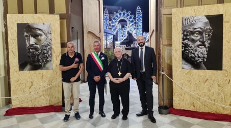 I Bronzi di Riace al Gran Galà dei “Madonnari” di Taurianova: incontro tra arte, storia e culto mariano Il direttore, insieme al funzionario responsabile della comunicazione del MArRC, Giuseppina Cassalia, ha partecipato all’inaugurazione del tappeto artistico frutto del duro e tenace lavoro di 55 artisti Madonnari provenienti da tutto il mondo