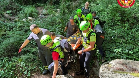 Cade in un fiume e si fa male nel Reggino, salvata una 56enne La donna è stata trasportata dopo essere estata imbarellata fino ad un punto dove c'era l'ambulanza ad attenderla