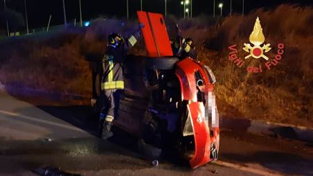 Incidente stradale in Calabria, intervento dei Vigili del fuoco per estrarre un donna incastrata nell’abitacolo della sua auto Due le vetture coinvolte una Fiat Panda ed una Volkswagen Golf. La Fiat Panda a seguito dell'impatto si ribaltava sulla sede stradale