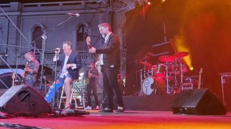 A Palmi Tony Hadley cade in camerino e canta al concerto seduto su uno sgabello L'ex leader degli Spandau Ballet ieri sera a Palmi in Calabria è scivolato nel camerino mentre attendeva di salire sul palco in piazza Primo Maggio per esibirsi nell'ambito dei festeggiamenti per la Varia davanti, stando alle stime degli organizzatori, a circa ventimila persone