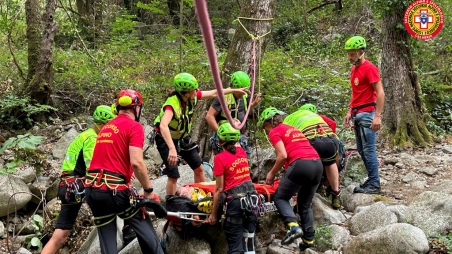 Esce per fare una passeggiata e cade in un torrente, salvato un uomo di 56 anni nel Reggino Subito attivato il Soccorso Alpino e Speleologico Calabria dalla Centrale Operativa del 118 di Reggio Calabria