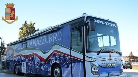 “E…state con noi”: la campagna itinerante della Polizia di Stato sulla sicurezza stradale fa tappa a Catanzaro Il Pullman Azzurro si presenta come una vera e propria aula scolastica multimediale con strumenti interattivi che sviluppano una maggiore percezione delle insidie e dei pericoli della strada