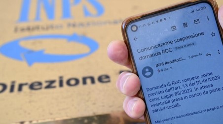 Tolto in Calabria il Reddito di Cittadinanza ad altre 3 mila famiglie. Veniva percepito da 243 mila cittadini Sono arrivati gli sms dell’Inps che comunicano lo stop all’erogazione del sussidio, caos nel Comuni che sono sotto pressione