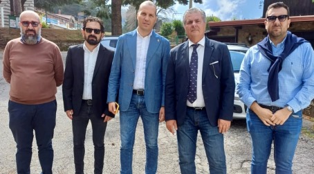 “La Regione sta valutando positivamente la proposta del Comune di Cotronei di acquisire la stazione sciistica di Villaggio Palumbo” È quanto afferma il presidente del Consiglio regionale Filippo Mancuso che, con il consigliere regionale Salvatore Cirillo, ha visitato le strutture. Ad accoglierli: il sindaco di Cotronei Antonio Ammirati, il vicesindaco Pier Luigi Benincasa e l'assessore al Turismo Antonio Bevilaqua