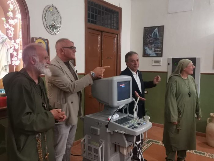 Un ecografo donato alla missione femminile di Biagio Conte a Palermo