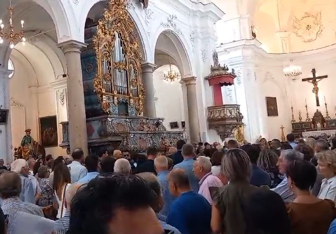 Funerali di Marisa Leo a Salemi, folla commossa per l’ultimo saluto