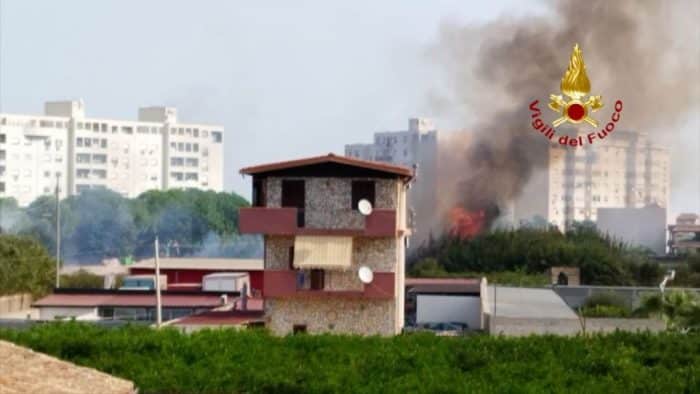 Fiamme in un canneto a Palermo, un 78enne ustionato