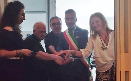 Taurianova, a San Martino riapre il Centro di attività dell’Associazione “Pane Spezzato” L'evento è stato accompagnato da una cerimonia inaugurale dove, al taglio del nastro, hanno partecipato il vescovo mons. Milito, il sindaco Rocco Biasi, il parroco don Pino De Raco e la vicepresidente dell'associazione "Pane Spezzato" e responsabile del centro Maria Teresa Perri