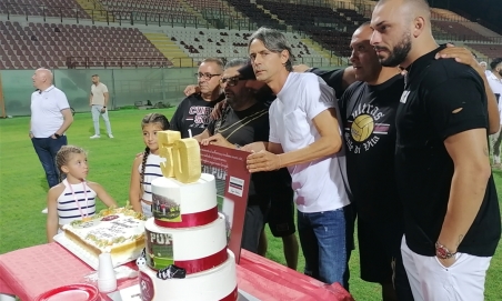 La Reggina Tradita: Una Vergogna che Non Dimenticheremo In un'estate fitta di tensioni e aspettative, la Reggina e i suoi sostenitori sono diventati mere pedine in una partita giocata a tavoli alti