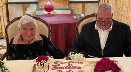 Il record e la bella notizia. Coniugi in Calabria hanno 102 anni e sono sposati da 77 I due hanno avuto nove figli, cinque dei quali sono viventi; 13 nipoti e 11 pronipoti