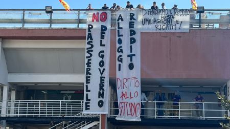 Ccontestazione studentesca durante la Ministra Bernini all’Unical Con la partecipazione della ministra dell’università e della ricerca Bernini alla cerimonia di inaugurazione del nuovo anno accademico l’Università della Calabria prosegue la narrazione che la vuole come ateneo di riferimento e università leader nel Sud Italia