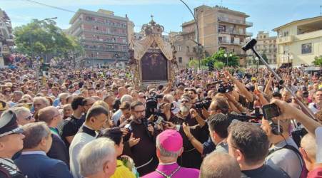 A Reggio Calabria la tradizionale processione per la Madonna della Consolazione, Versace e Brunetti: “La città riabbraccia la sua Patrona” Il sindaci facenti funzioni della Città Metropolitana e del Comune di Reggio Calabria presenti alla tradizionale "consegna" per il ritorno in Duomo della Sacra Effige