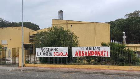 Siderno, Scuola “C. Alvaro” dopo tre anni di speranze per lavori di costruzione che sembrano, ormai, solo delle tristi illusioni I docenti e i genitori dell’Istituto secondario di primo grado “C. Alvaro”, di Siderno, hanno scritto una lettera al Ministro dell’Istruzione e del Merito, Giuseppe Valditara, al Presidente del Consiglio dei ministri della Repubblica Italiana, Giorgia Meloni e per conoscenza al Ministro delle Infrastrutture, Matteo Salvini  al fine di metterli a conoscenza della triste situazione