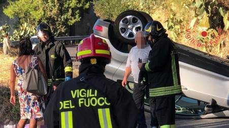 Brutto incidente stradale in Calabria, conducente perde il controllo e si ribalta, un ferito Intervento dei vigili del fuoco è valso alla messa in sicurezza del sito e della vettura in attesa del soccorso stradale