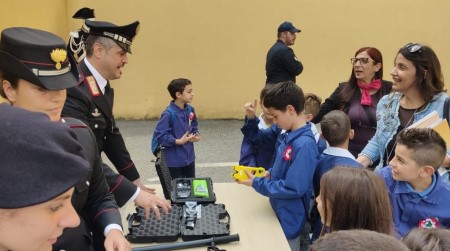 Gioia Tauro, cultura della legalità: i carabinieri accolgono le scuole in caserma Nell'ambito delle iniziative promosse per incentivare la cultura delle legalità i giovani del posto, i Carabinieri di Gioia Tauro hanno ospitato gli alunni delle scuole primarie degli istituti “Paolo VI – Campanella” e “Pentimalli”, quarte classi, per complessivi 100 studenti