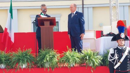 La visita del Principe Alberto di Monaco organizzazione impeccabile, peccato  per le bottigliette di acqua ai bambini delle scuole… Sui social la polemica monta senza risparmiare nessuno