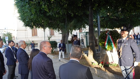 Il Premio De Sena a Palazzo Alvaro, Versace: “Un onore per noi ospitare il ricordo di un uomo che ha saputo interpretare alla perfezione il suo ruolo di servitore dello Stato” Alla presenza del Ministro dell'Interno e del Capo della Polizia, il sindaco facente funzioni della Città Metropolitana ha aperto con il suo saluto la cerimonia di conferimento dei premi a Palazzo Alvaro