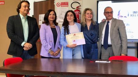 Fondazione “Girolamo Tripodi”, continua la consegna dei premi all’IC “Radice Alighieri” Si è  tenuta la cerimonia di premiazione, alla presenza dei figli del compianto sen. Tripodi, Michelangelo, Maria Concetta e Ivan e di una folta rappresentanza di alunni delle classi terze della Scuola Media nonché dei docenti  delle classi