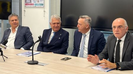 Passaggio di consegne all’Arpacal, il Prof. Iannone succede al Gen. Errigo Hanno preso parte all’incontro: il Presidente del Consiglio regionale On. Filippo Mancuso, l’On. Pietro Raso, Presidente della IV Commissione regionale “Assetto e utilizzazione del territorio e protezione dell’ambiente”, l’Ing. Salvatore Siviglia, Dirigente Generale del Dipartimento “Territorio e tutela dell’Ambiente” della Regione Calabria, i Direttori dei Dipartimenti provinciali e dei Centri regionali di ARPACAL