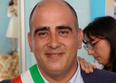 Soverato, il sindaco Vacca sul sequestro scuola “Ugo Foscolo” In seguito ad alcune notizie apparse, oggi, su alcuni organi di stampa con ricostruzioni alquanto "fantasiose" in merito all'interramento di rifiuti proveniente da altri cantieri cittadini