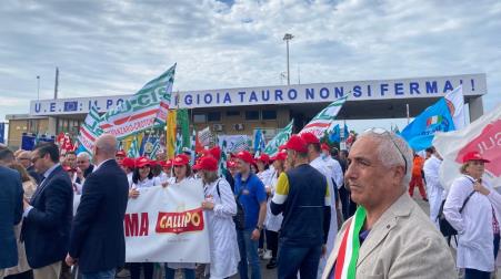 Delegazione del Partito Democratico calabrese al flash mob nel Porto di Gioia Tauro Il segretario Irto, impossibilitato a partecipare perché impegnato nei lavori dell’aula, in Senato, ha ribadito il sostegno del Partito Democratico regionale a questa battaglia